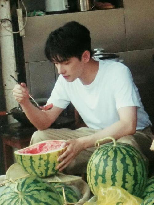 吃瓜真人图,揭秘吃瓜真人图背后的故事与真相